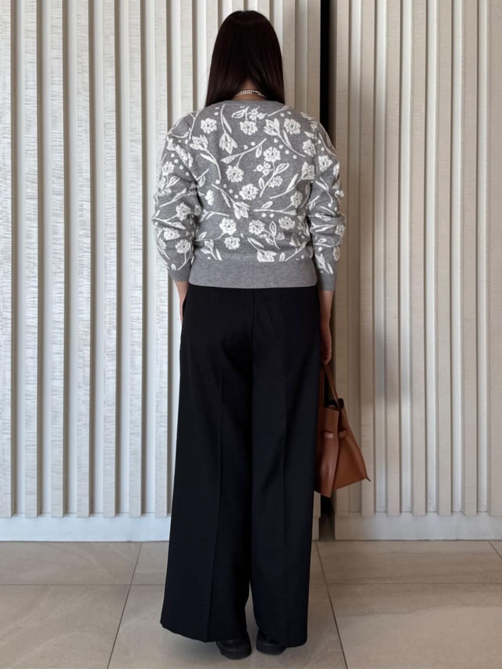 グレー系のカーディガン/ボレロを着用したレディースの冬コーディネートの3枚目の写真