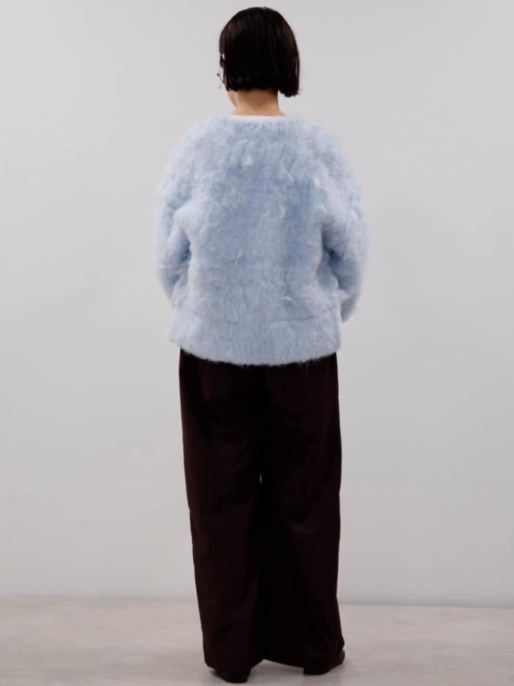 ブルー系のカーディガン/ボレロ、ブラウン系のスラックス、その他のショルダーバッグを着用したレディースの秋コーディネートの3枚目の写真