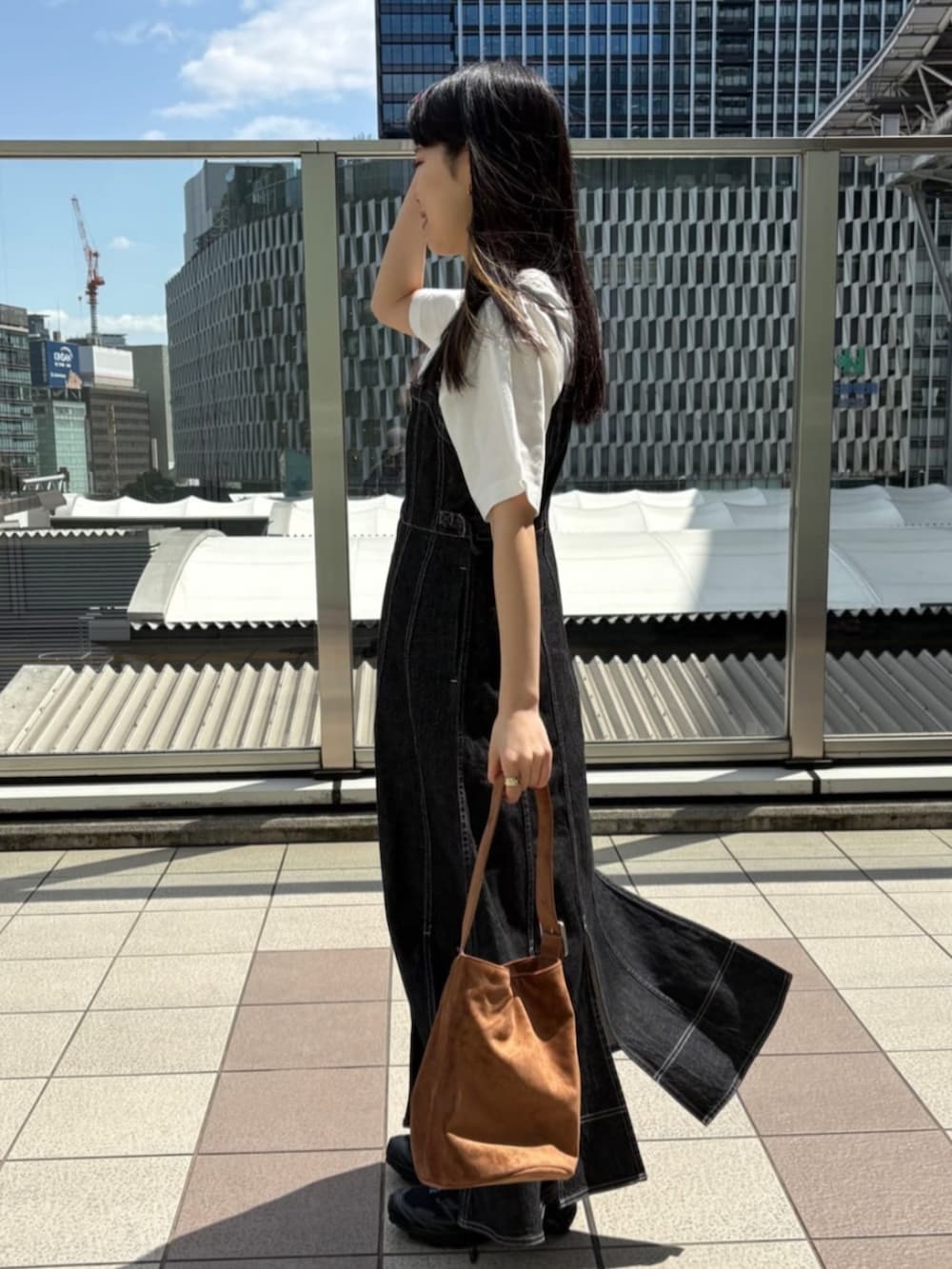 ブラック系のワンピース、ホワイト系のTシャツ/カットソーを着用したレディースの秋コーディネートの2枚目の写真