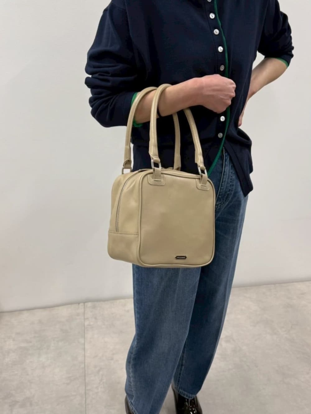 ブラック系のローファー、ブルー系のカーディガン/ボレロ、ブルー系のデニムパンツを着用したレディースの冬コーディネートの9枚目の写真