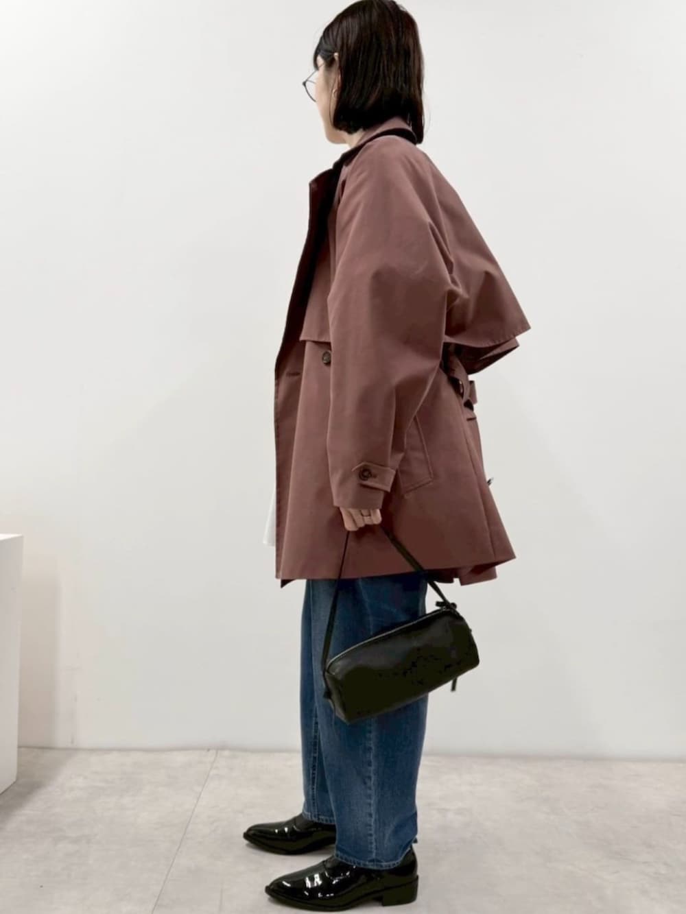 ブラック系のローファー、ホワイト系のシャツ/ブラウス、ブラック系のボストンバッグを着用したレディースの冬コーディネートの4枚目の写真