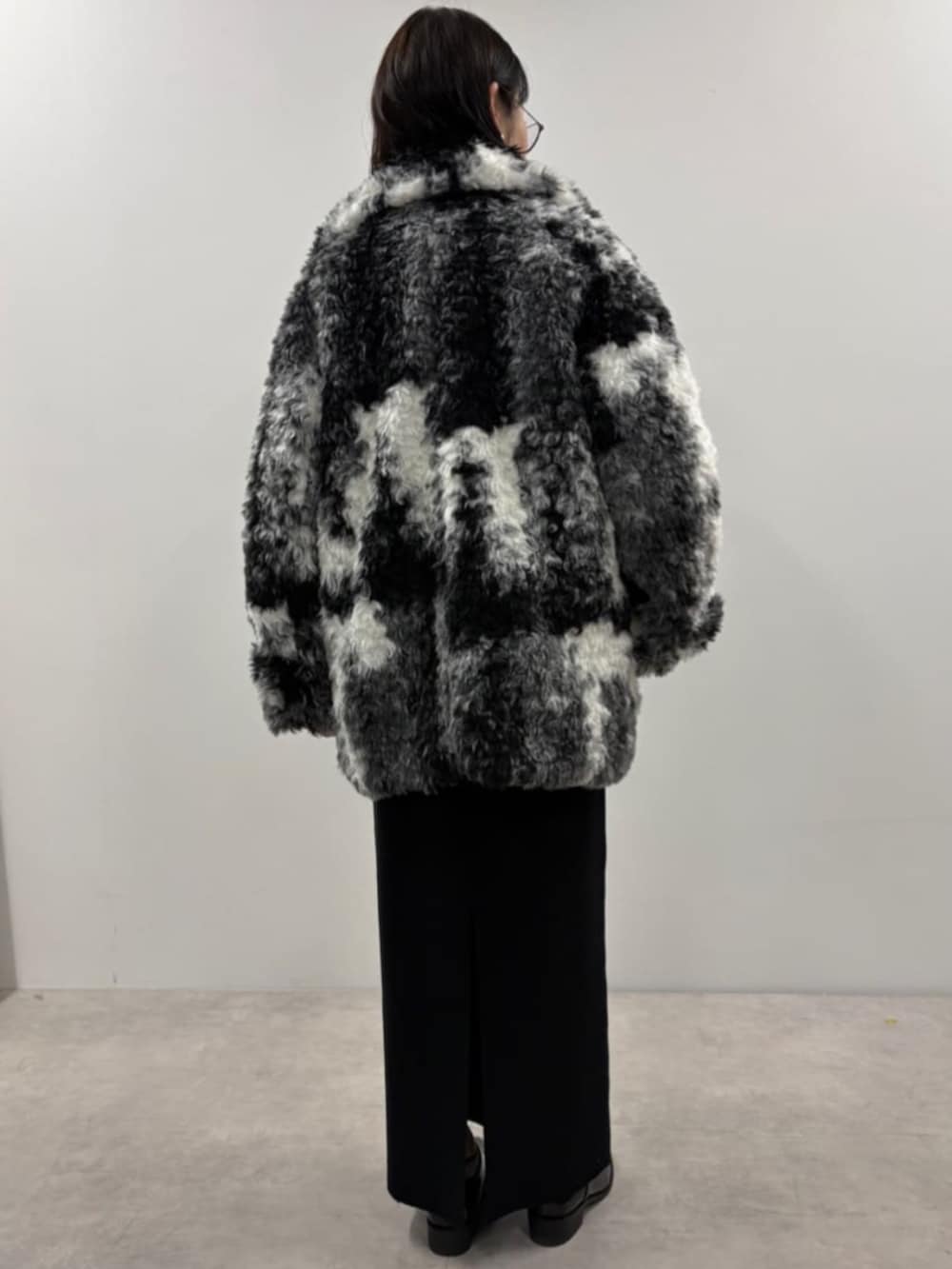 ブルー系のカーディガン/ボレロ、ブラック系のスカート、ブラック系のローファーを着用したレディースの秋コーディネートの2枚目の写真