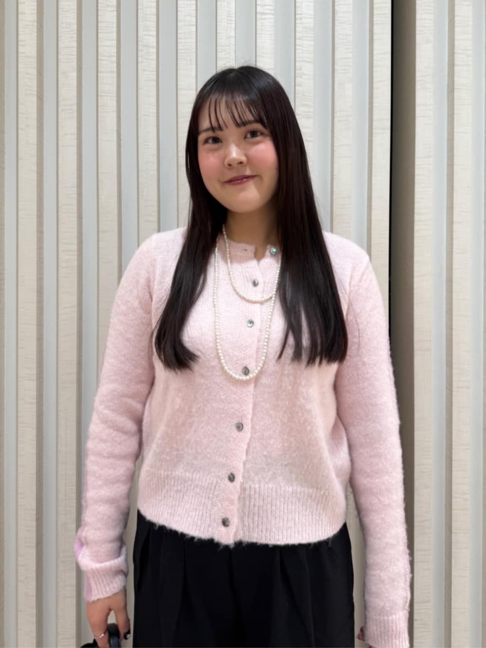 ピンク系のカーディガン/ボレロを着用したレディースの冬コーディネートの4枚目の写真