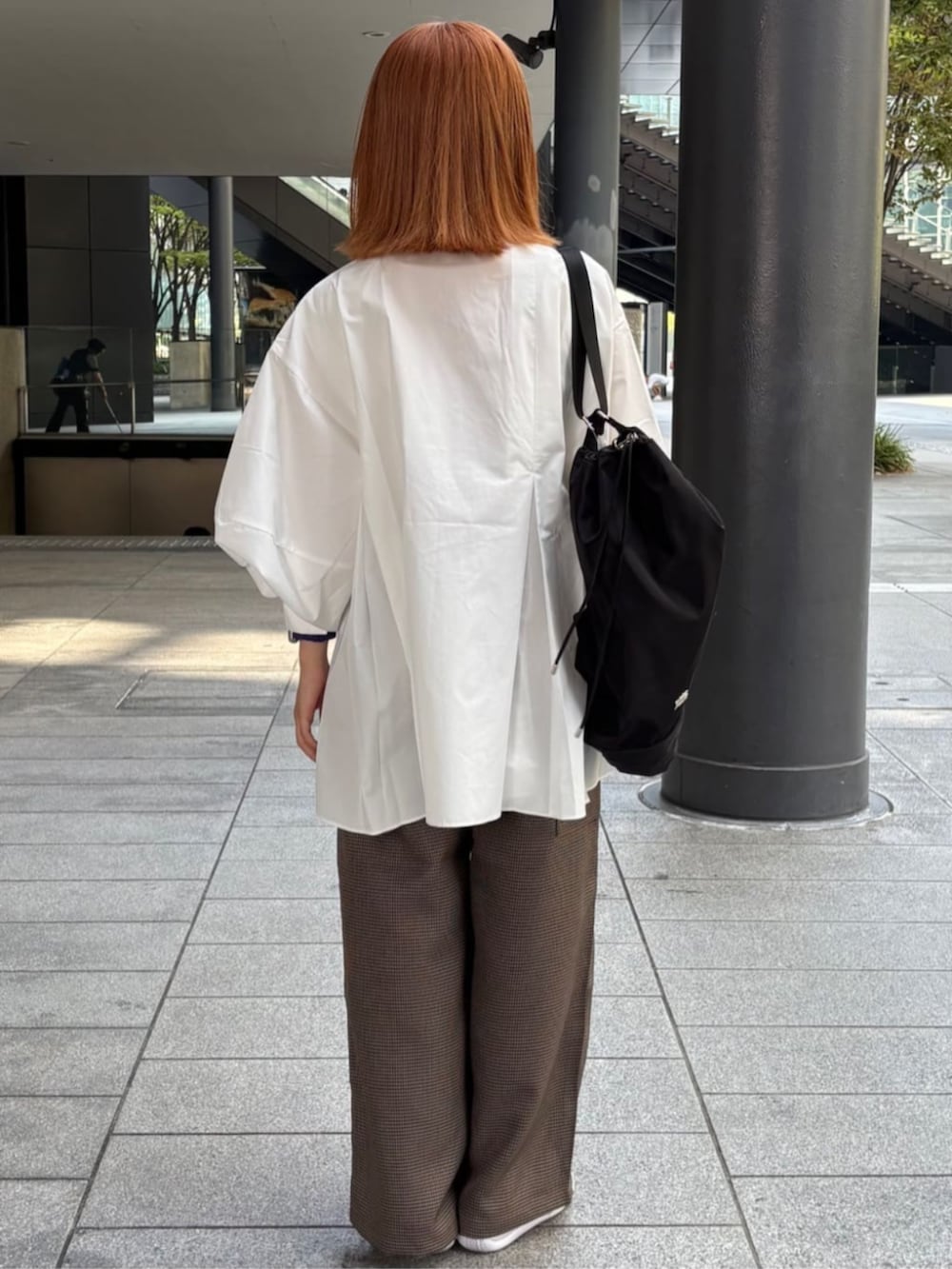 ホワイト系のシャツ/ブラウス、ブラック系のショルダーバッグを着用したレディースの秋コーディネートの4枚目の写真