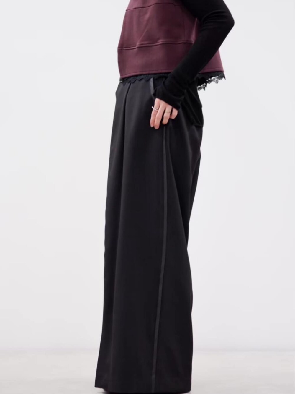 ブラウン系のベスト、ブラック系のスラックスを着用したレディースの秋コーディネートの6枚目の写真