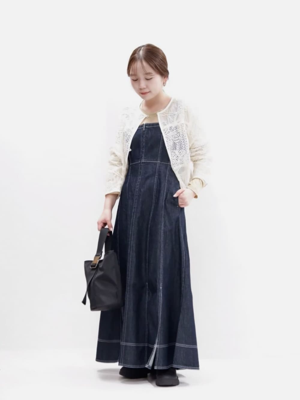 ブラック系のハンドバッグ、ホワイト系のシャツ/ブラウス、ブルー系のワンピースを着用したレディースの秋コーディネートの3枚目の写真