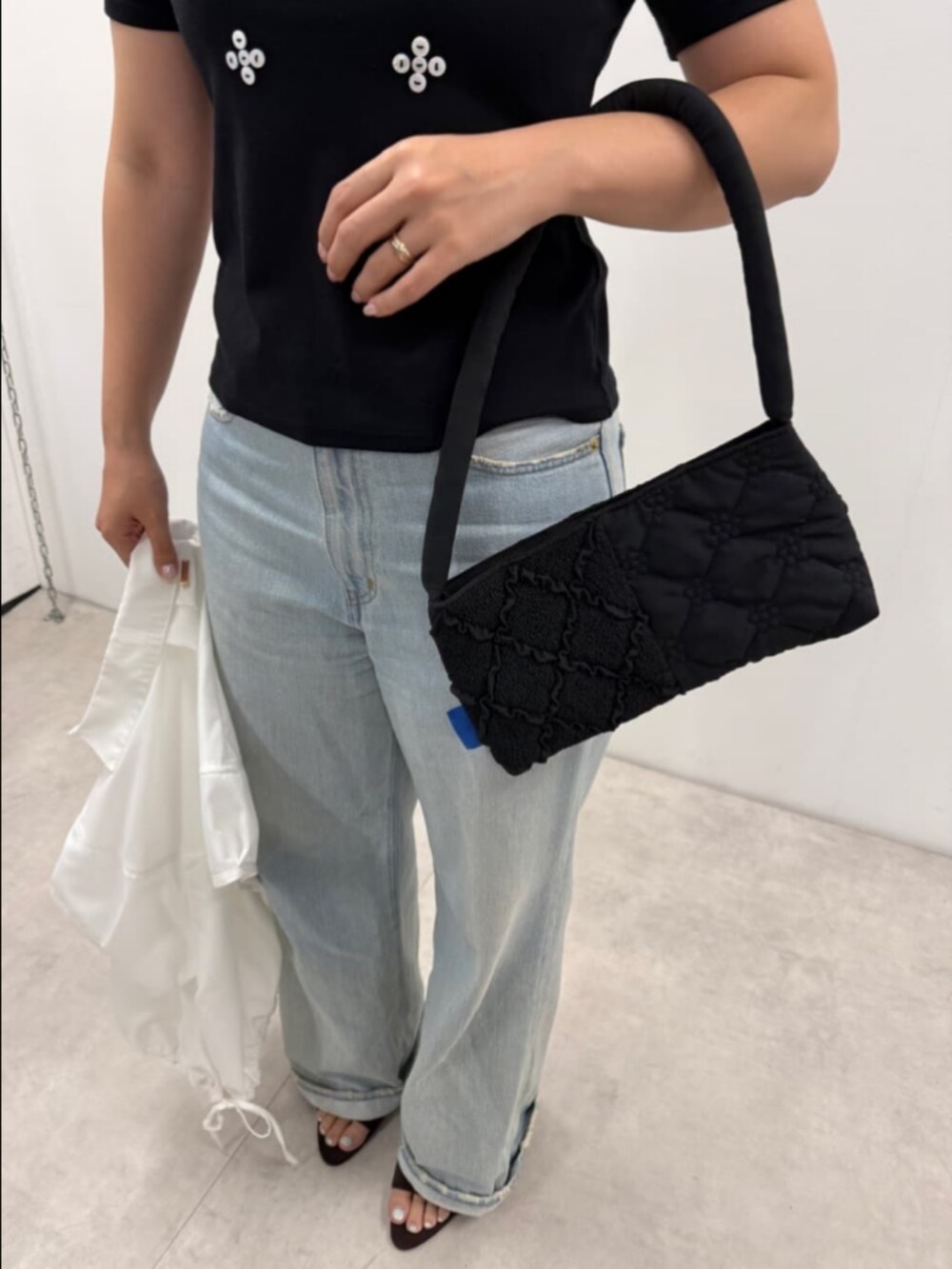 ブラック系のTシャツ/カットソー、ホワイト系のシャツ/ブラウス、ブラック系のハンドバッグを着用したレディースの夏コーディネートの4枚目の写真