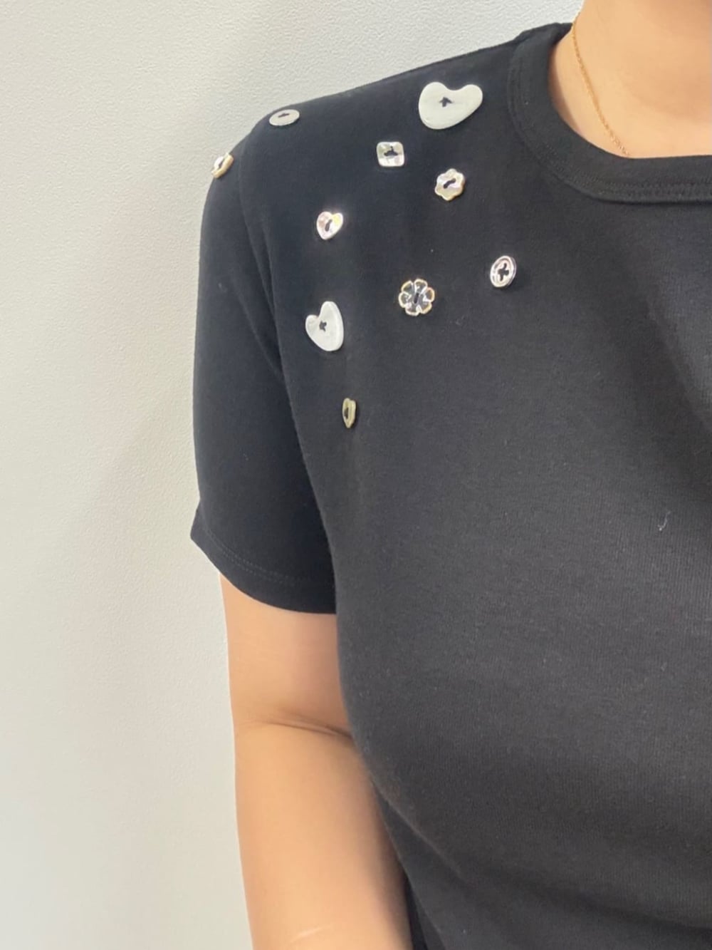 ブラック系のTシャツ/カットソー、ベージュ系のトートバッグ、ブルー系のデニムパンツを着用したレディースの春コーディネートの2枚目の写真