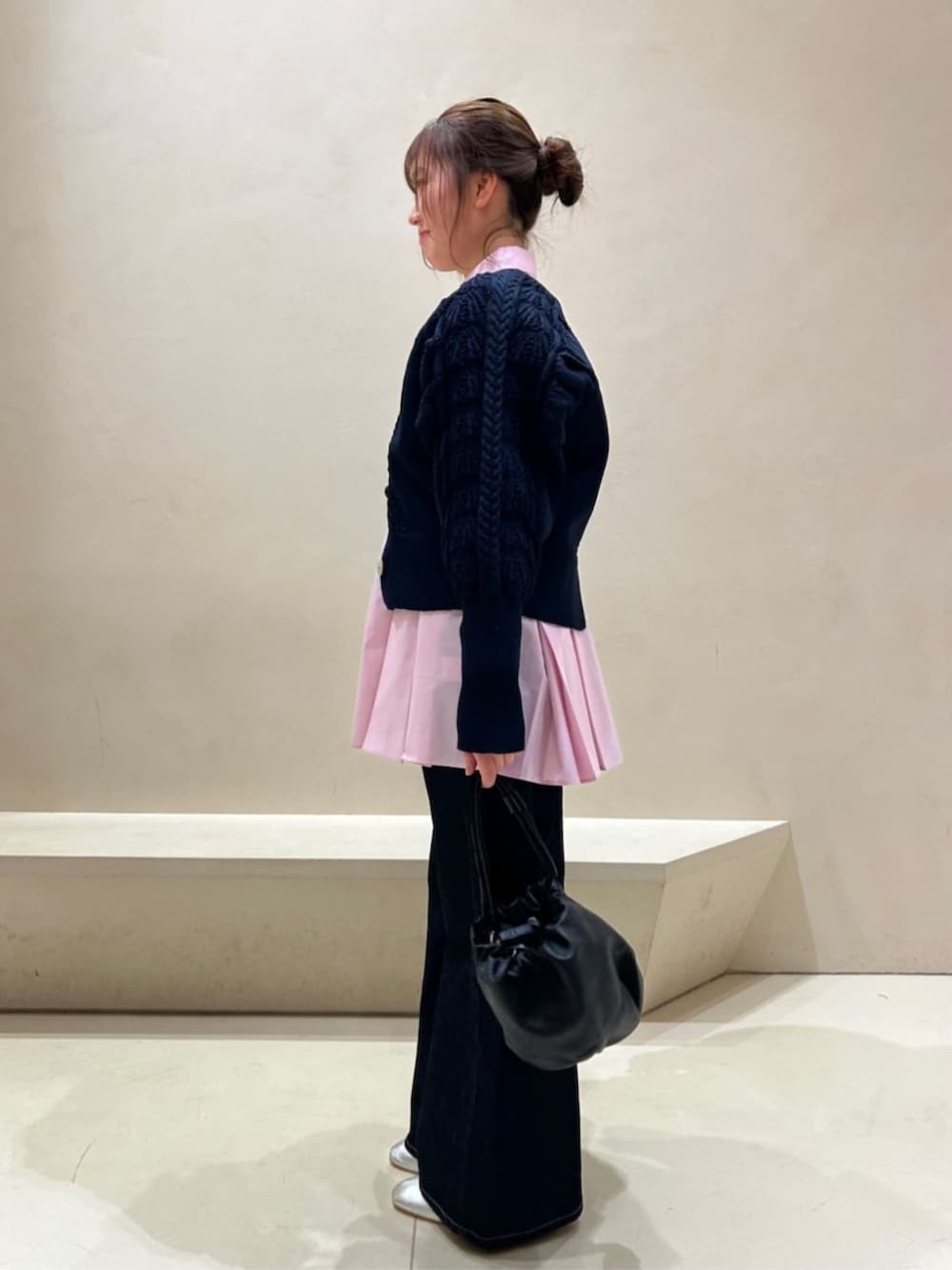 ブラック系のハンドバッグ、ブルー系のカーディガン/ボレロ、ピンク系のシャツ/ブラウスを着用したレディースの冬コーディネートの2枚目の写真