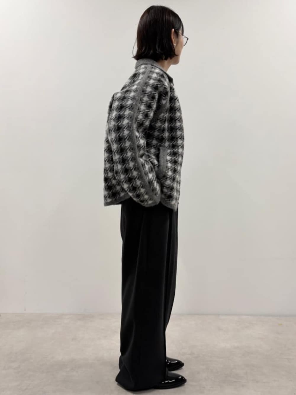 ブラック系のローファー、グレー系のカーディガン/ボレロ、ピンク系のニット/セーターを着用したレディースの秋コーディネートの2枚目の写真