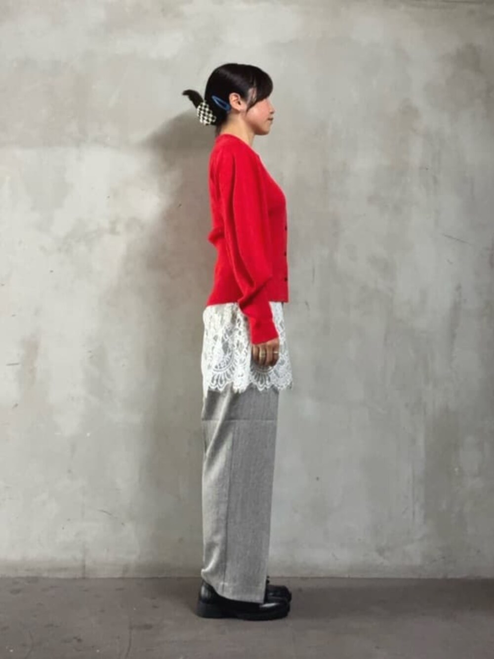 レッド系のカーディガン/ボレロ、ベージュ系のスラックスを着用したレディースの秋コーディネートの5枚目の写真