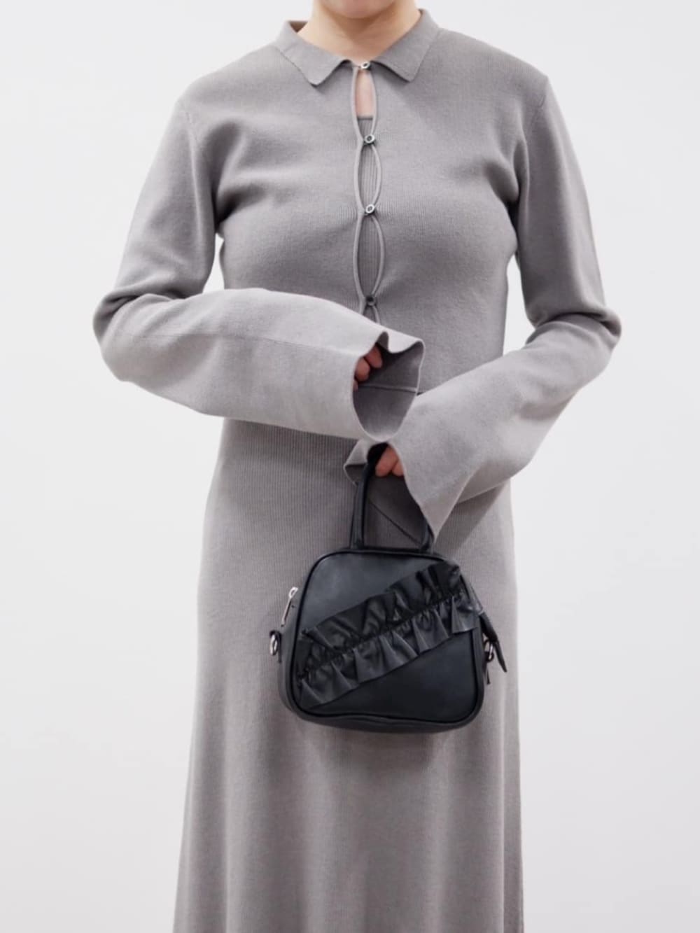 ブラック系のショルダーバッグ、グレー系のワンピースを着用したレディースの秋コーディネートの4枚目の写真