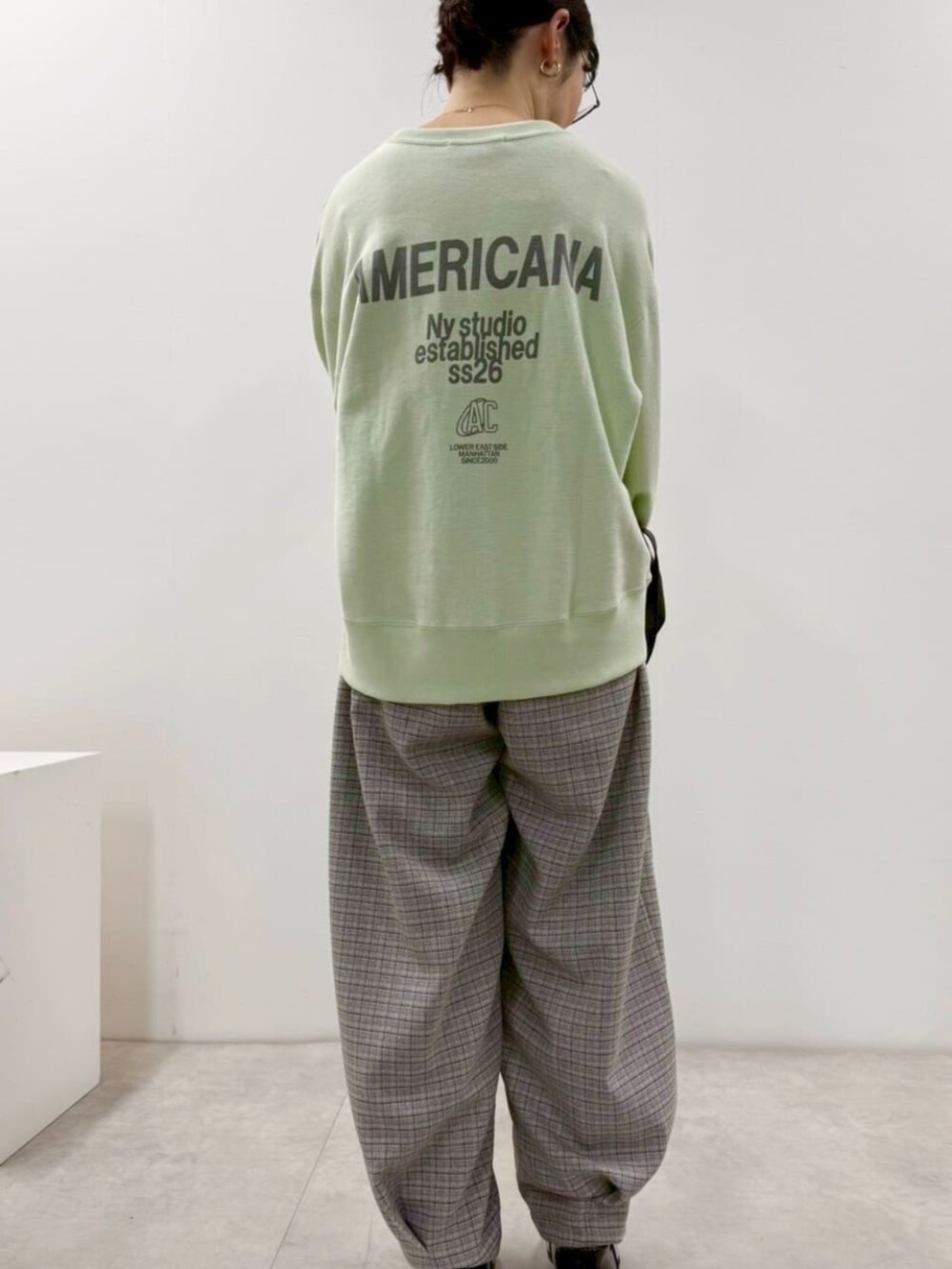 ブラック系のローファー、ブルー系のスウェット、ブラック系のショルダーバッグを着用したレディースの冬コーディネートの5枚目の写真