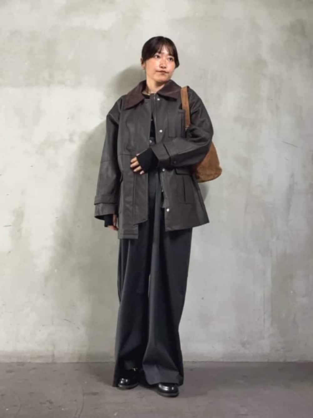 ブラウン系のブルゾンを着用したレディースの秋コーディネートの2枚目の写真