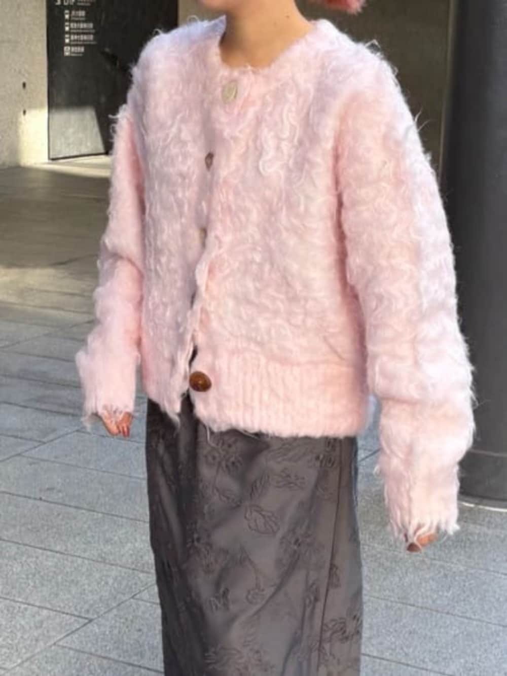 ピンク系のカーディガン/ボレロ、グレー系のスカートを着用したレディースの秋コーディネートの4枚目の写真