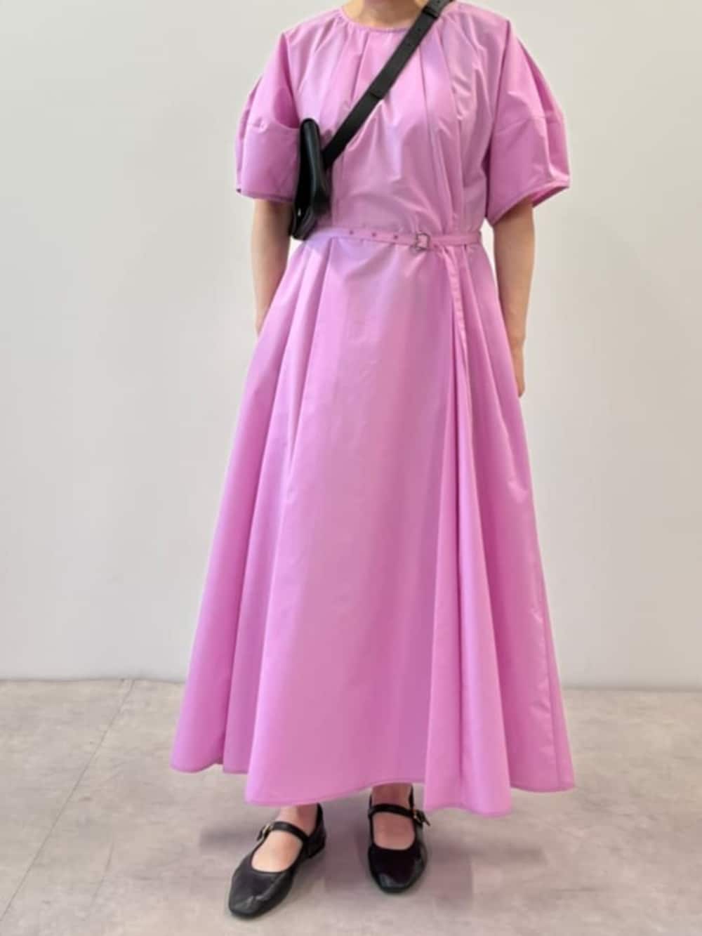 ブラック系のボディバッグ/ウエストポーチ、ピンク系のワンピースを着用したレディースの春コーディネートの6枚目の写真