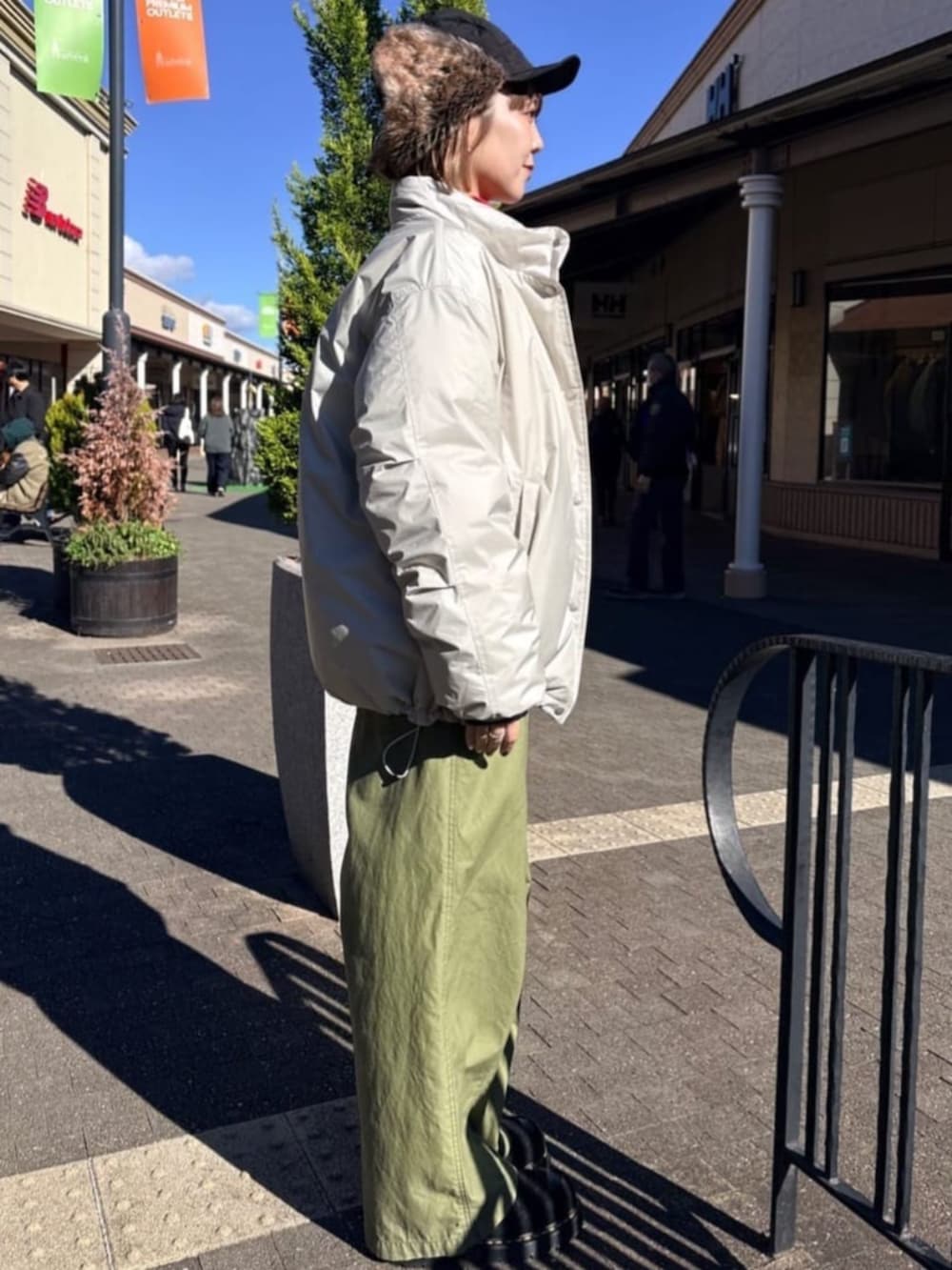 ホワイト系のダウンジャケット/コートを着用したレディースの冬コーディネートの2枚目の写真