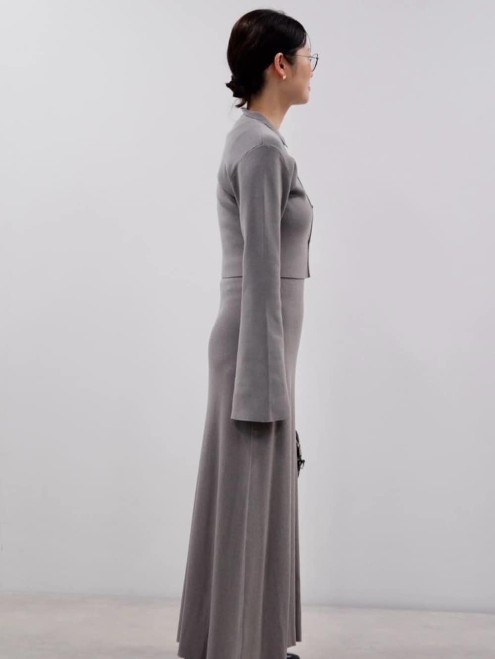 ブラック系のショルダーバッグ、グレー系のワンピースを着用したレディースの秋コーディネートの3枚目の写真