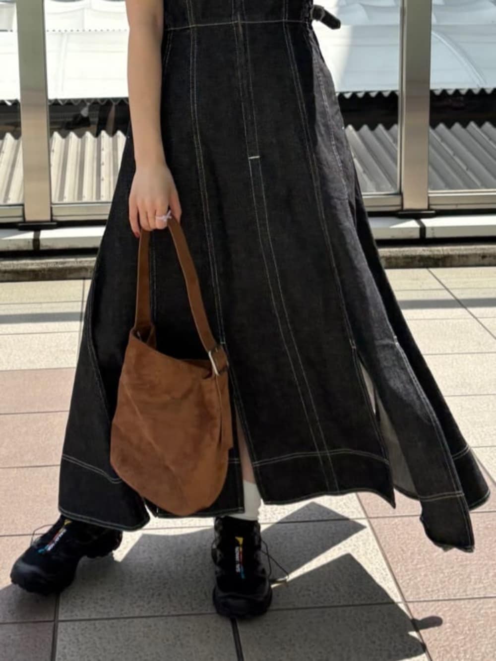 ブラック系のワンピース、ホワイト系のTシャツ/カットソーを着用したレディースの秋コーディネートの3枚目の写真