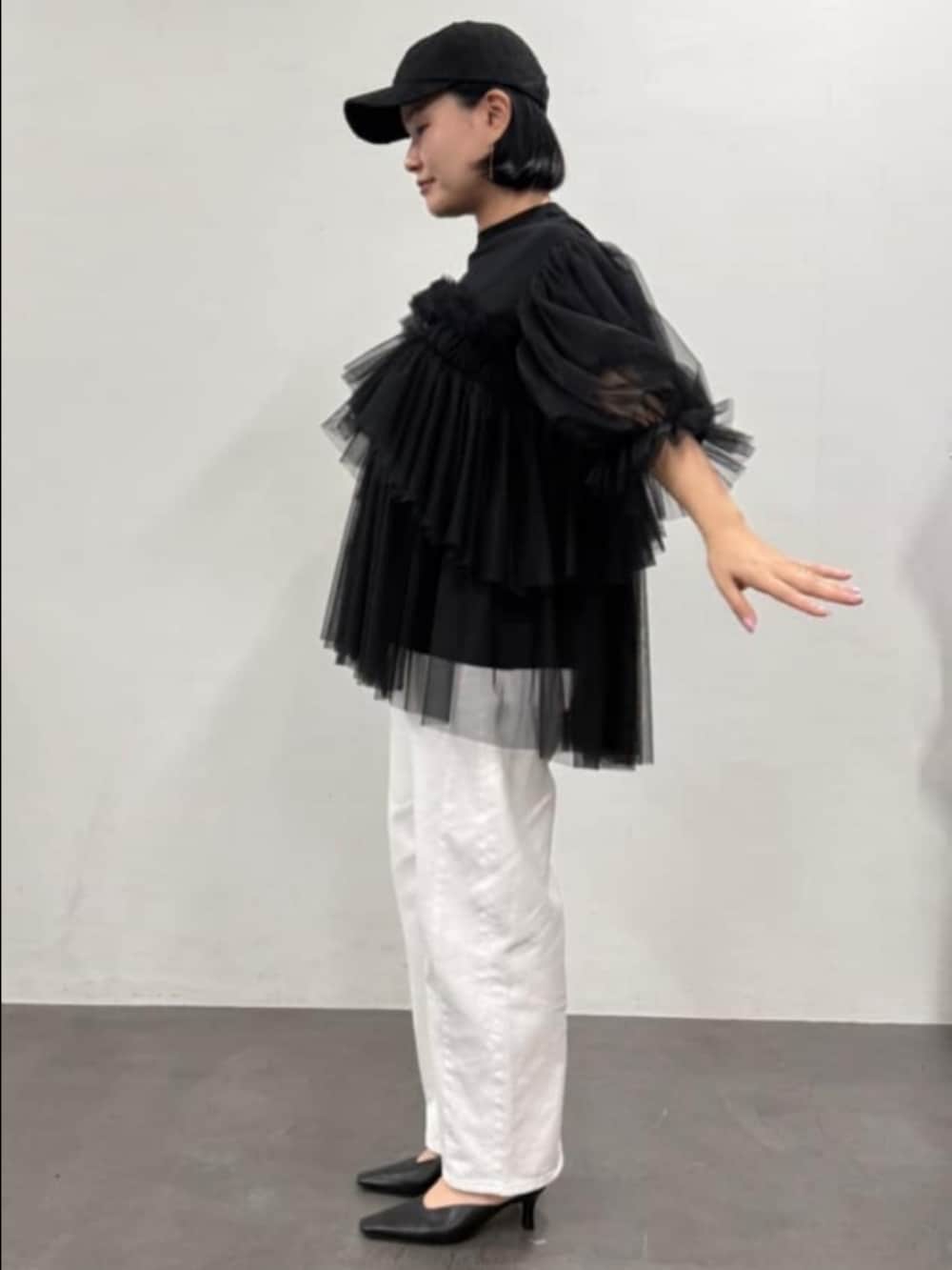 ブラック系のTシャツ/カットソー、ホワイト系のデニムパンツ、ブラック系のキャップを着用したレディースの夏コーディネートの2枚目の写真