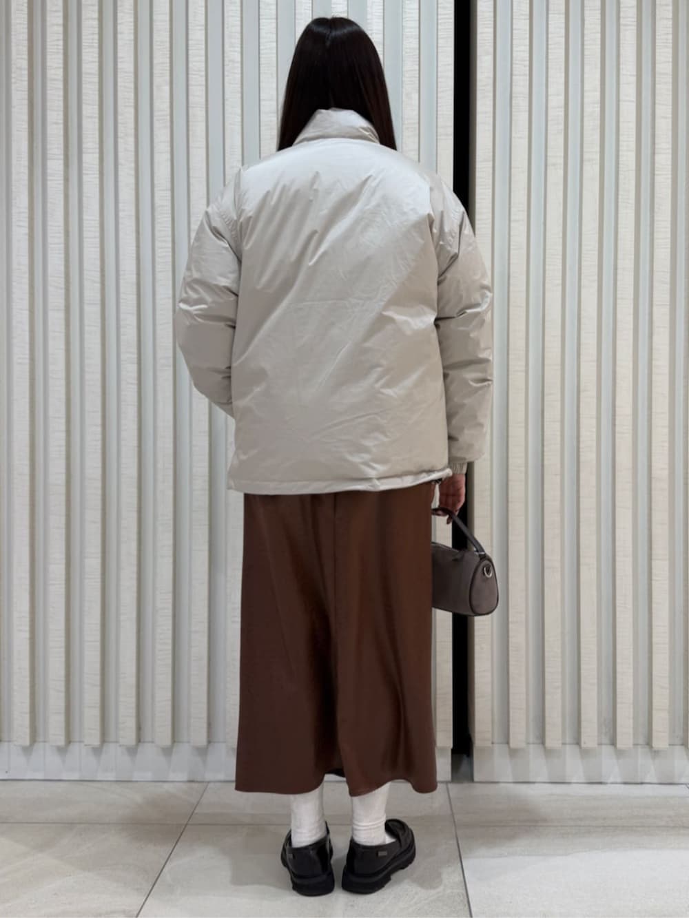 ホワイト系のダウンジャケット/コートを着用したレディースの冬コーディネートの3枚目の写真