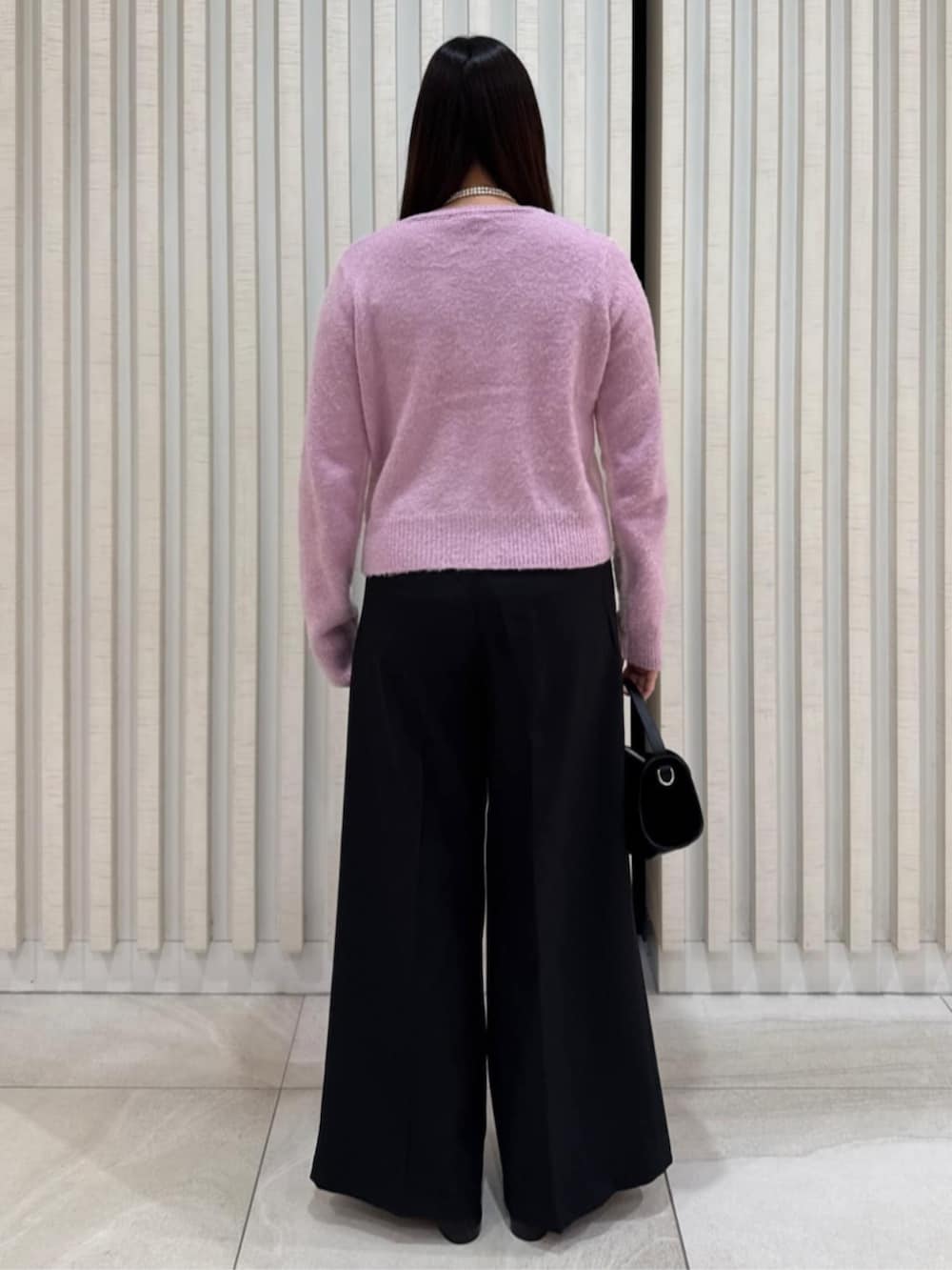 ピンク系のカーディガン/ボレロを着用したレディースの冬コーディネートの3枚目の写真