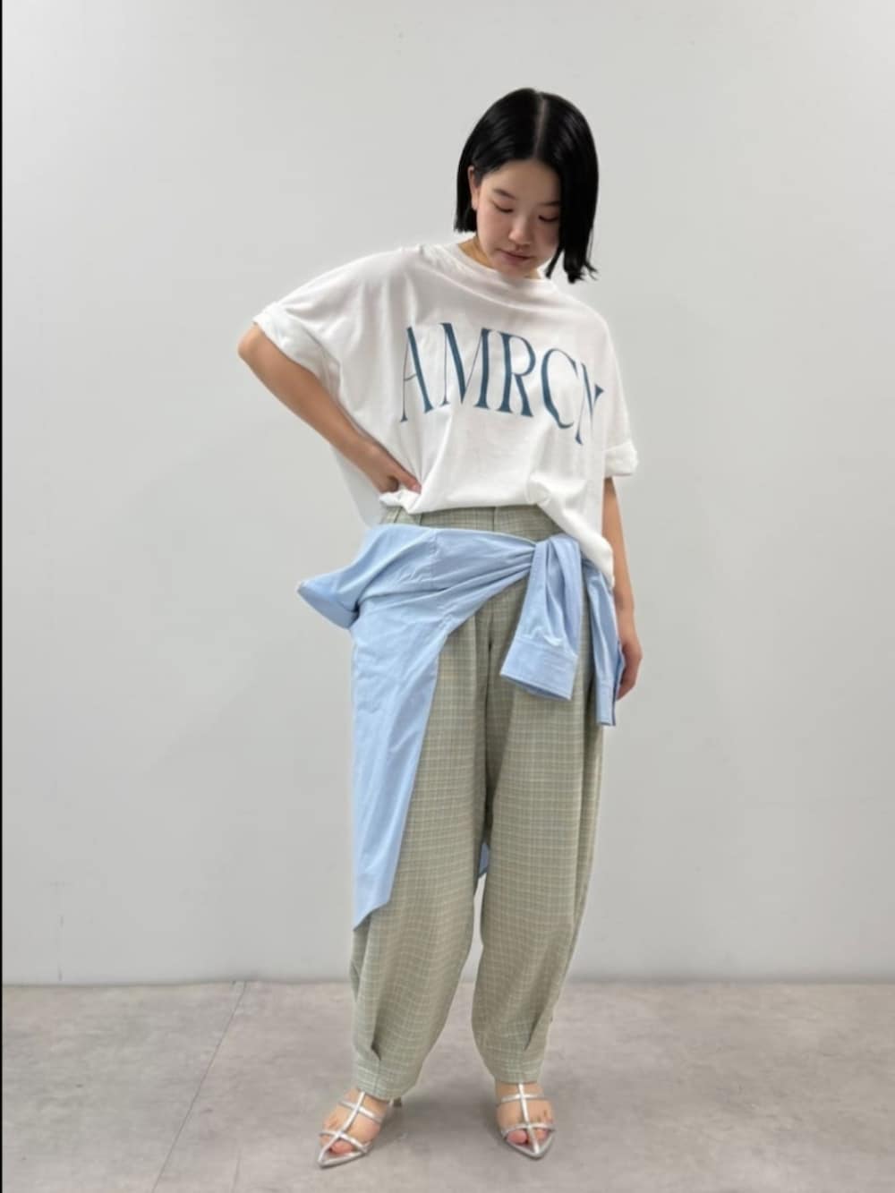 ホワイト系のTシャツ/カットソー、ブルー系のその他パンツを着用したレディースの夏コーディネートの2枚目の写真