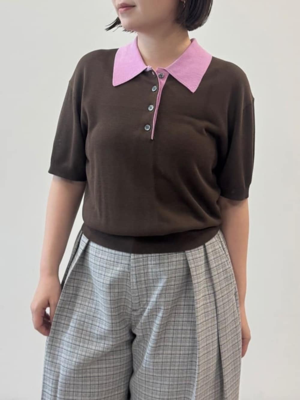 ブルー系のその他パンツ、ブラウン系のポロシャツを着用したレディースの春コーディネートの4枚目の写真