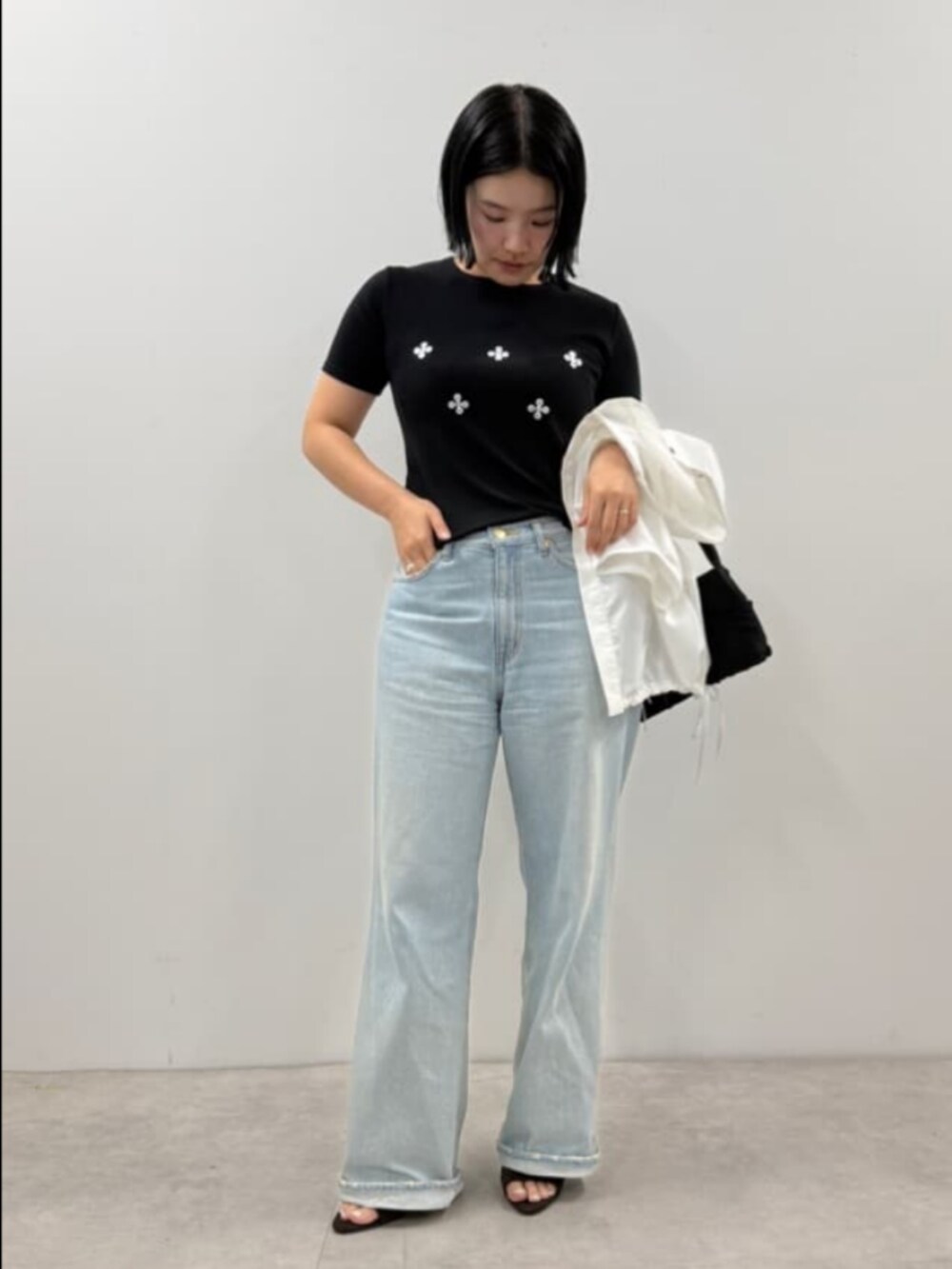 ブラック系のTシャツ/カットソー、ホワイト系のシャツ/ブラウス、ブラック系のハンドバッグを着用したレディースの夏コーディネートの2枚目の写真