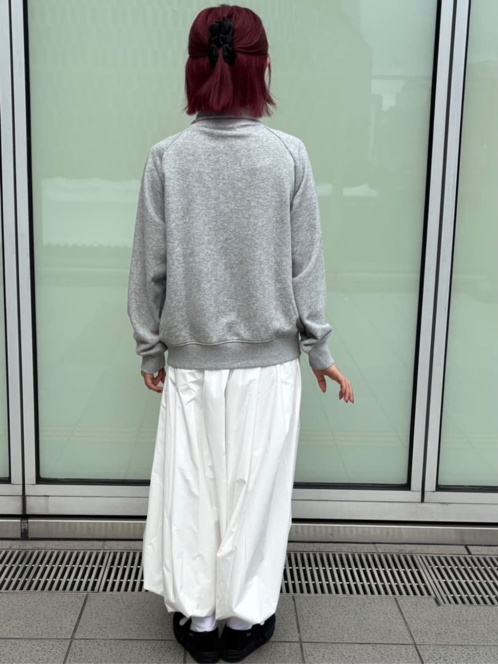 ホワイト系のスカート、グレー系のカーディガン/ボレロを着用したレディースの秋コーディネートの3枚目の写真