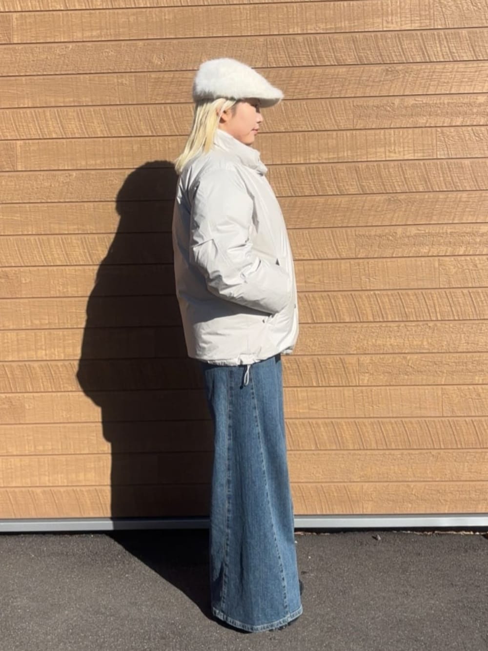 ホワイト系のダウンジャケット/コートを着用したレディースの冬コーディネートの2枚目の写真