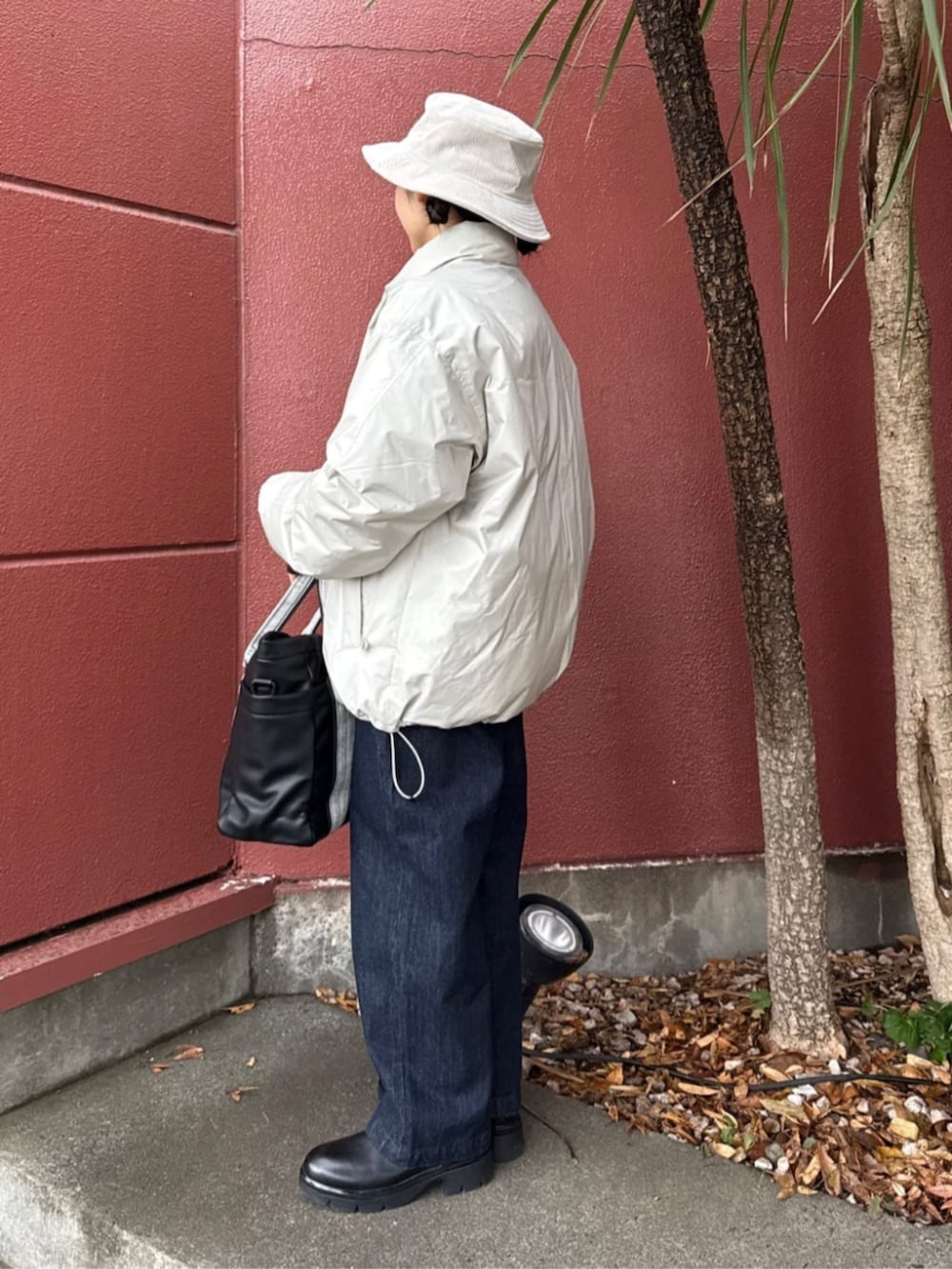 ホワイト系のダウンジャケット/コートを着用したレディースの冬コーディネートの2枚目の写真