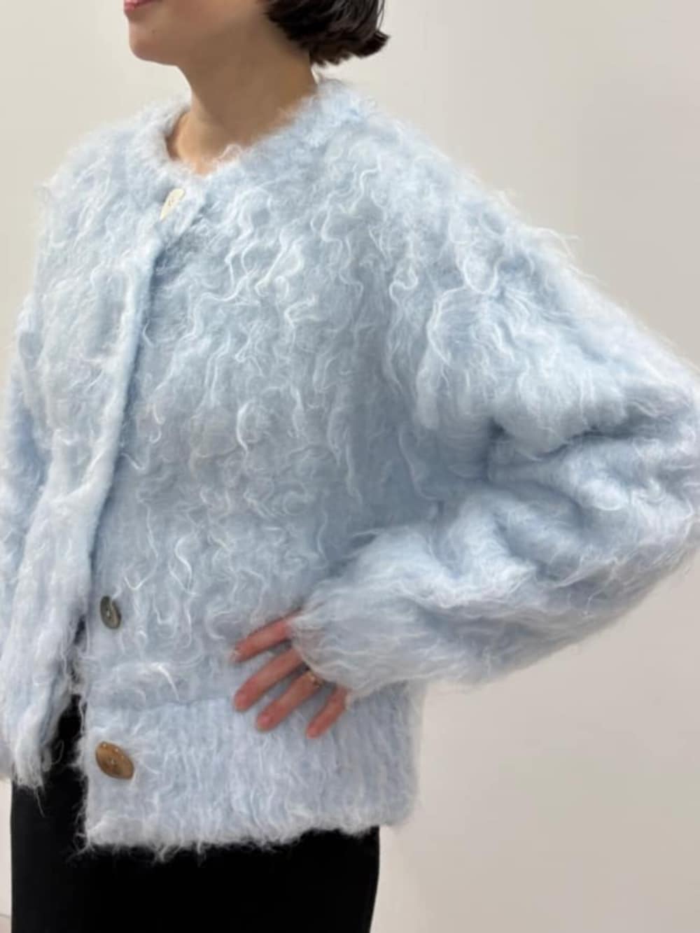 ブルー系のカーディガン/ボレロ、ブラック系のスカート、ブラック系のローファーを着用したレディースの秋コーディネートの5枚目の写真