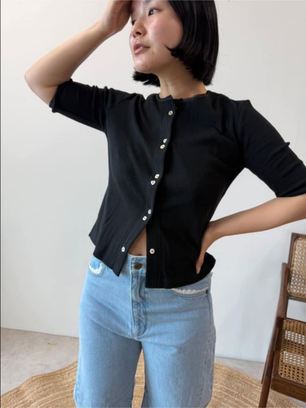 ブラック系のカーディガン/ボレロを着用したレディースの夏コーディネートの2枚目の写真