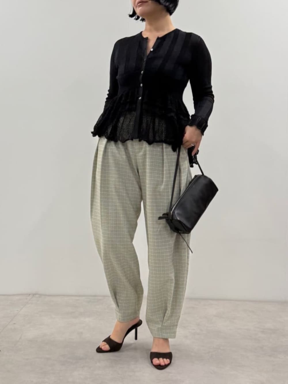 ブラック系のボストンバッグ、ブルー系のその他パンツ、ブラック系のカーディガン/ボレロを着用したレディースの春コーディネートの2枚目の写真