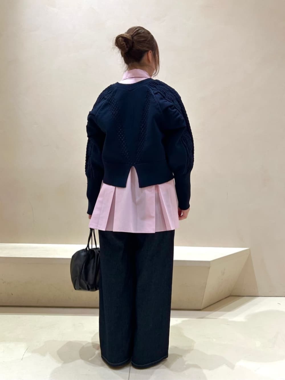 ブラック系のハンドバッグ、ブルー系のカーディガン/ボレロ、ピンク系のシャツ/ブラウスを着用したレディースの冬コーディネートの3枚目の写真