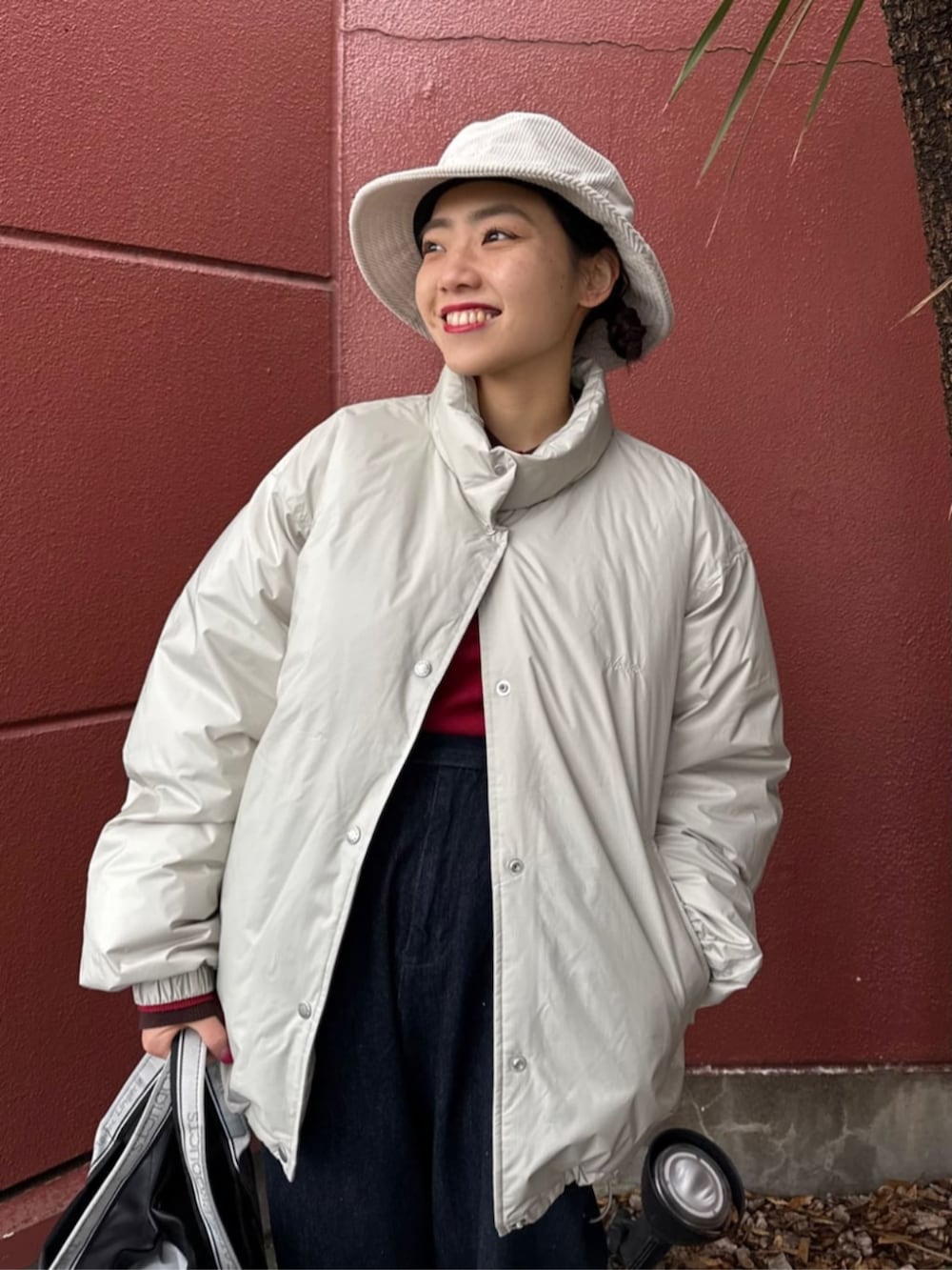 ホワイト系のダウンジャケット/コートを着用したレディースの冬コーディネートの4枚目の写真