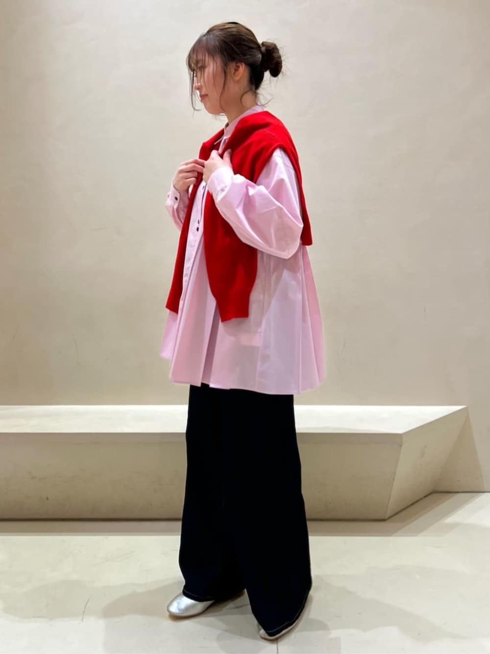 ピンク系のシャツ/ブラウスを着用したレディースの冬コーディネートの2枚目の写真