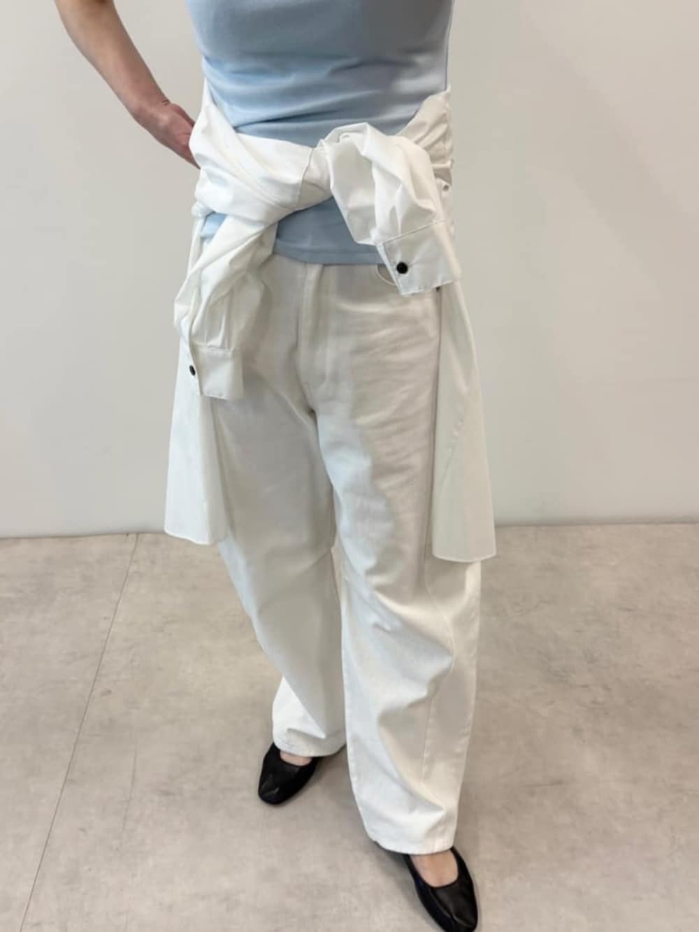 ホワイト系のシャツ/ブラウス、ホワイト系のデニムパンツ、ブルー系のTシャツ/カットソーを着用したレディースの春コーディネートの5枚目の写真