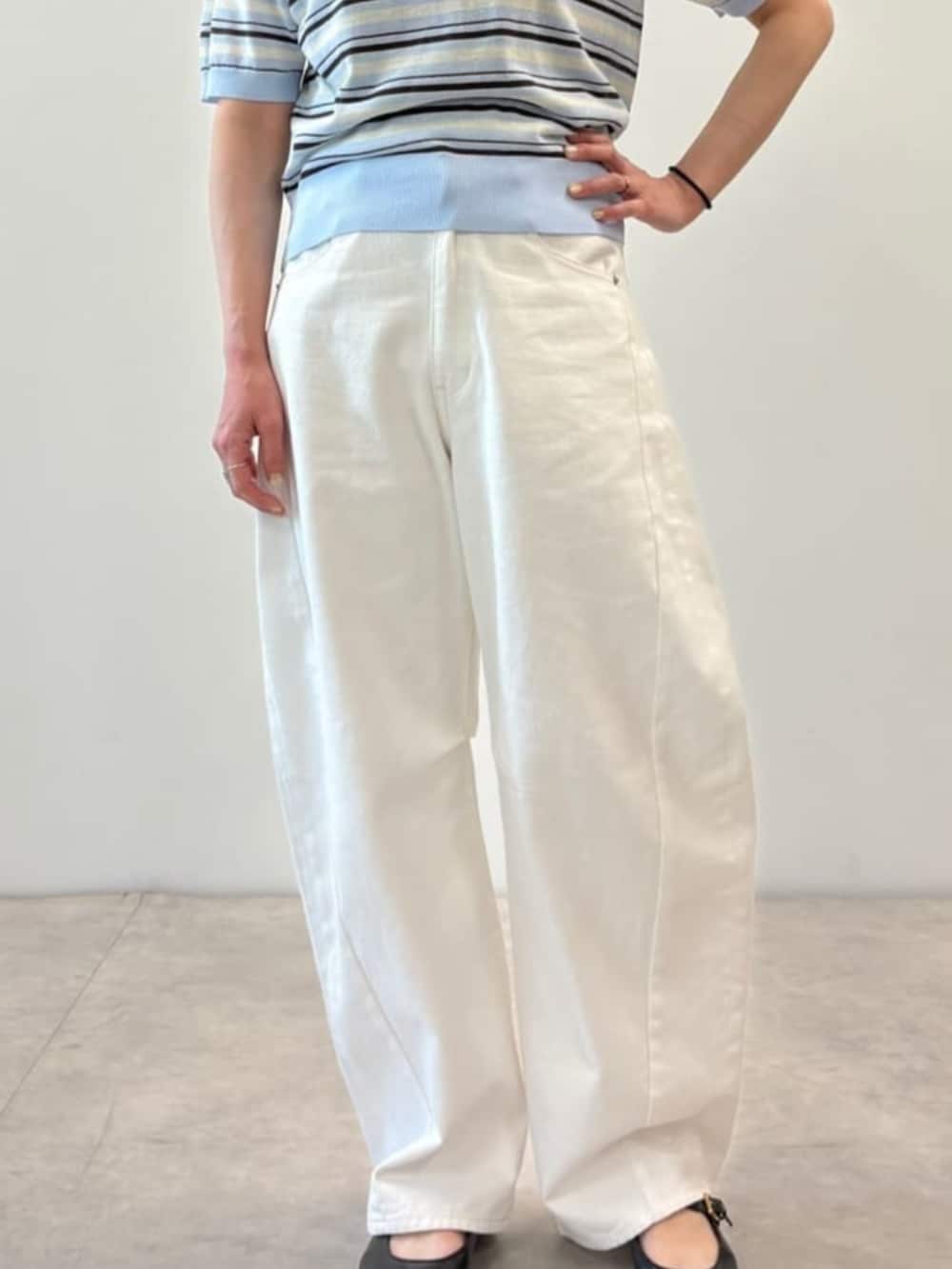 ホワイト系のデニムパンツ、ブルー系のポロシャツを着用したレディースの春コーディネートの5枚目の写真