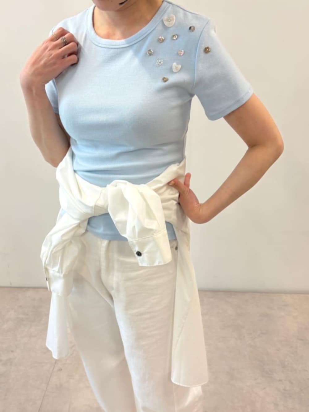 ホワイト系のシャツ/ブラウス、ホワイト系のデニムパンツ、ブルー系のTシャツ/カットソーを着用したレディースの春コーディネートの4枚目の写真