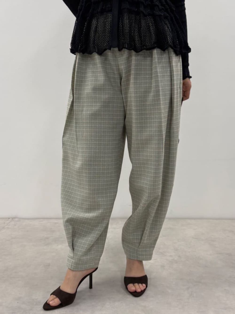 ブラック系のボストンバッグ、ブルー系のその他パンツ、ブラック系のカーディガン/ボレロを着用したレディースの春コーディネートの3枚目の写真