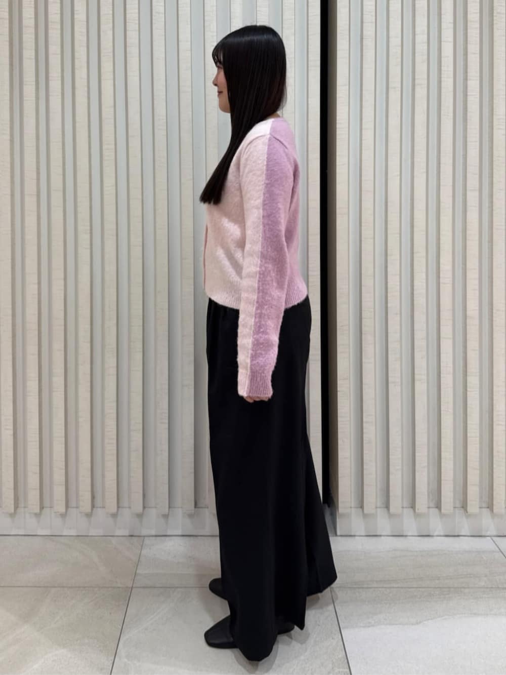 ピンク系のカーディガン/ボレロを着用したレディースの冬コーディネートの2枚目の写真