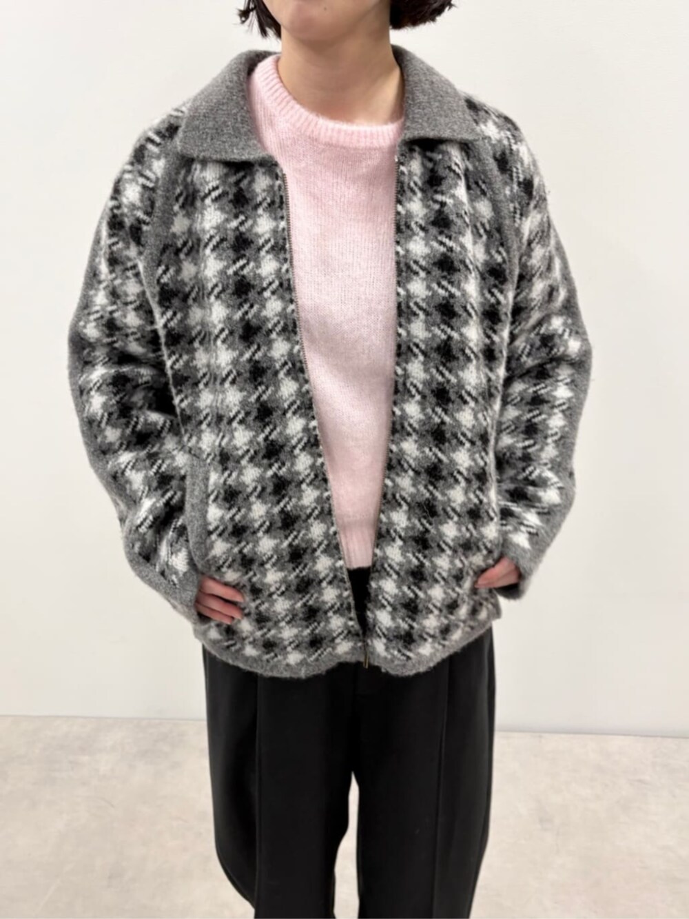 ブラック系のローファー、グレー系のカーディガン/ボレロ、ピンク系のニット/セーターを着用したレディースの秋コーディネートの4枚目の写真