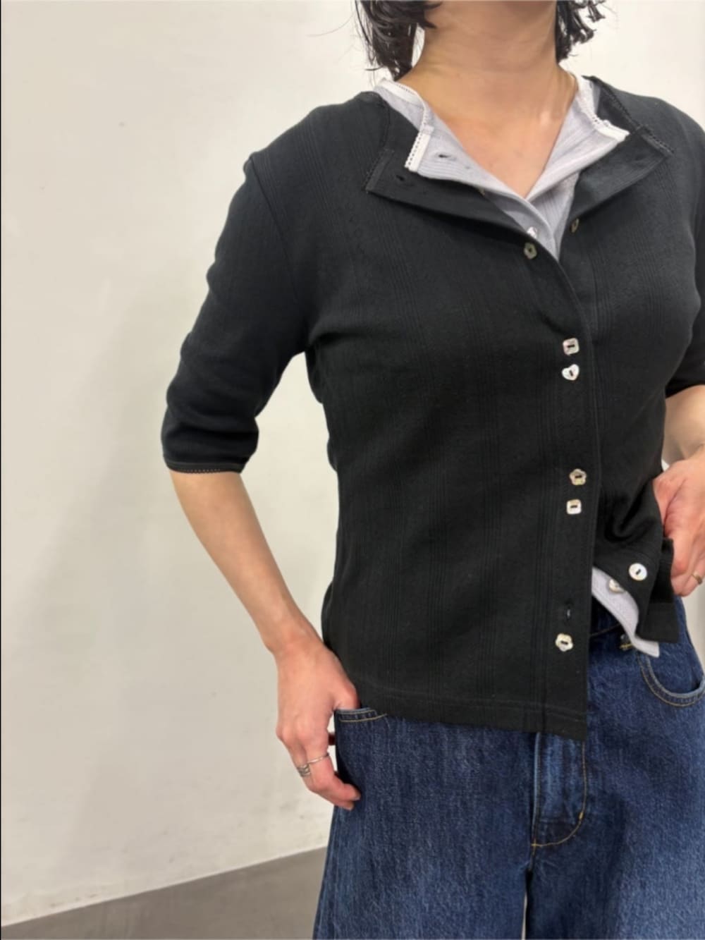 ブラック系のカーディガン/ボレロ、グレー系のカーディガン/ボレロ、ブルー系のデニムパンツを着用したレディースの夏コーディネートの5枚目の写真