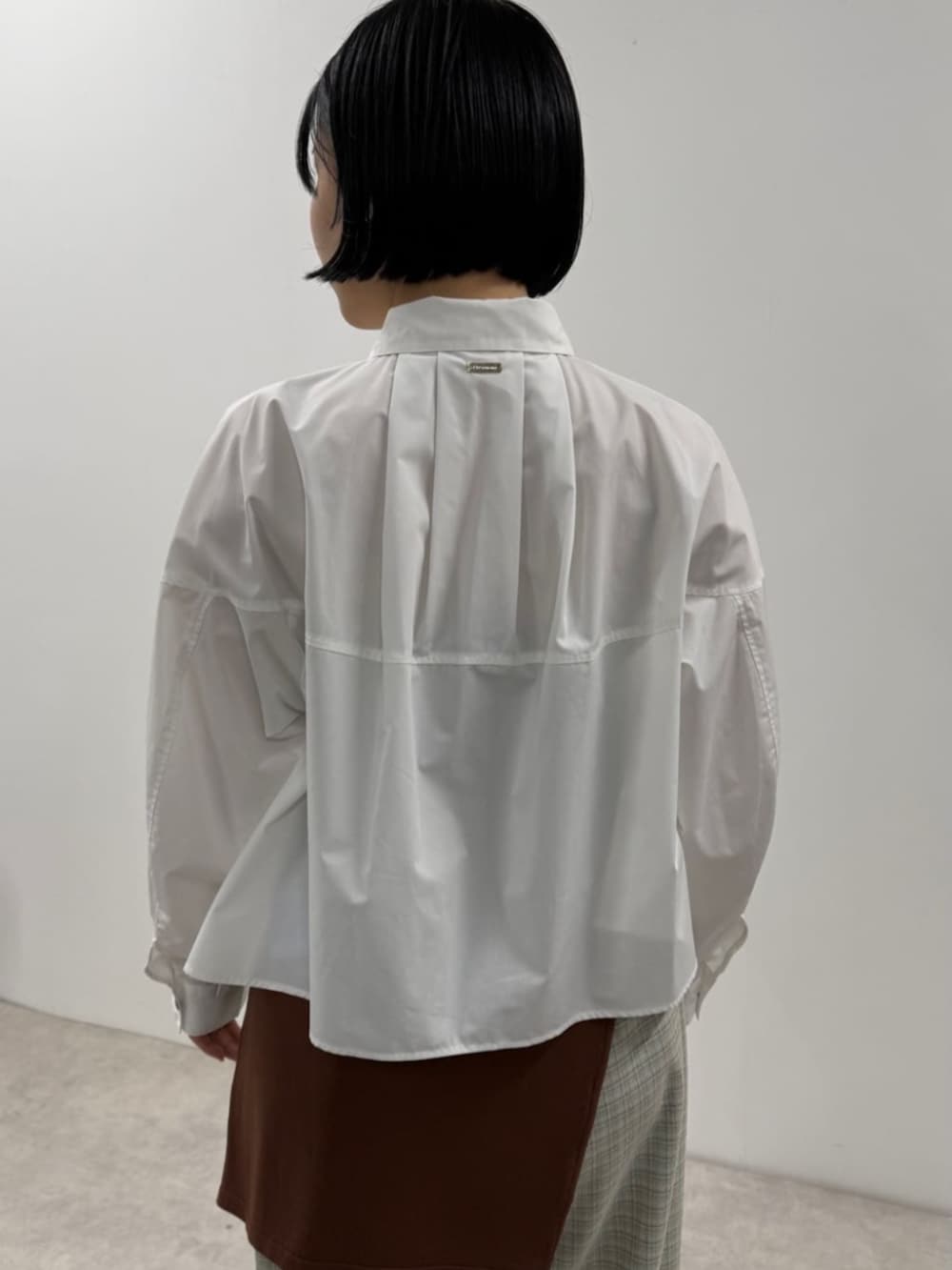 ブラウン系のカーディガン/ボレロ、ブルー系のその他パンツ、ホワイト系のシャツ/ブラウスを着用したレディースの春コーディネートの4枚目の写真