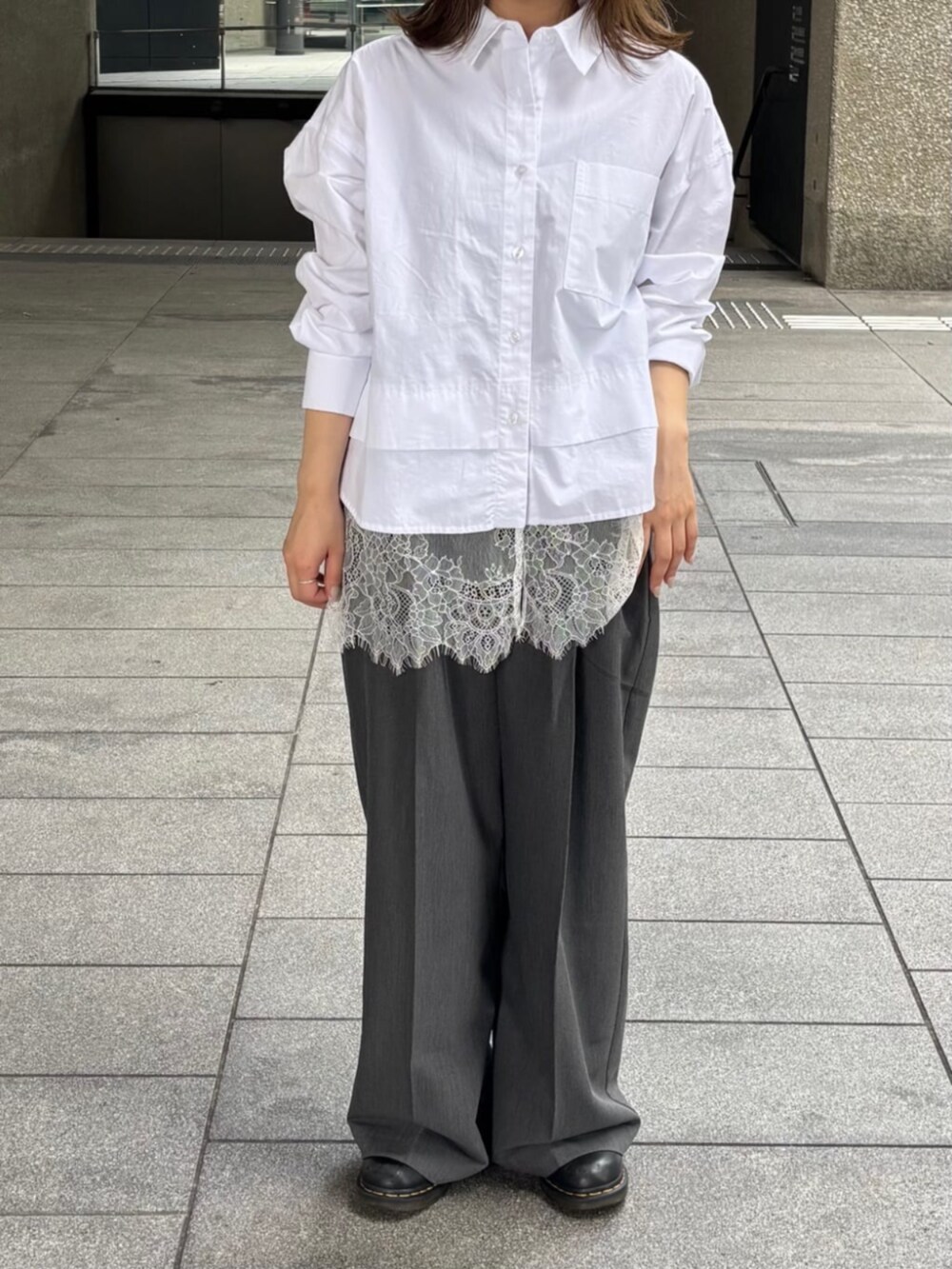 ホワイト系のシャツ/ブラウスを着用したレディースの秋コーディネートの2枚目の写真