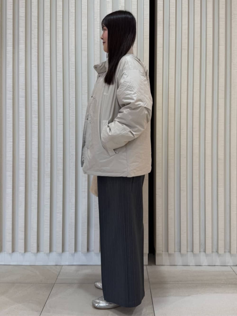ホワイト系のダウンジャケット/コートを着用したレディースの冬コーディネートの2枚目の写真