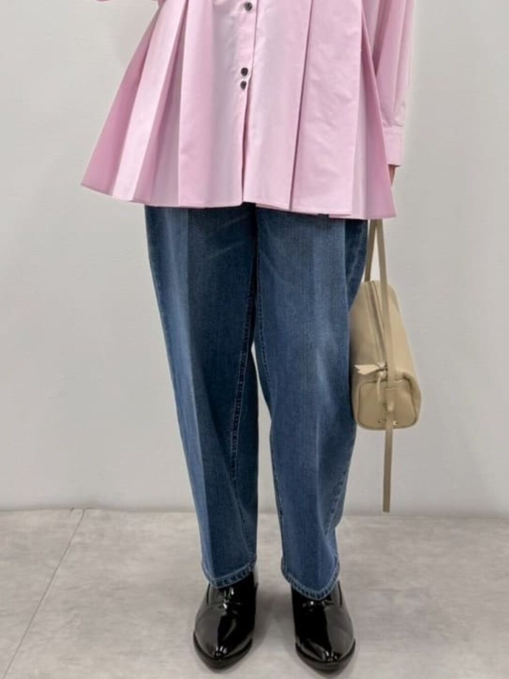 ブラック系のローファー、ピンク系のシャツ/ブラウス、ベージュ系のボストンバッグを着用したレディースの冬コーディネートの5枚目の写真