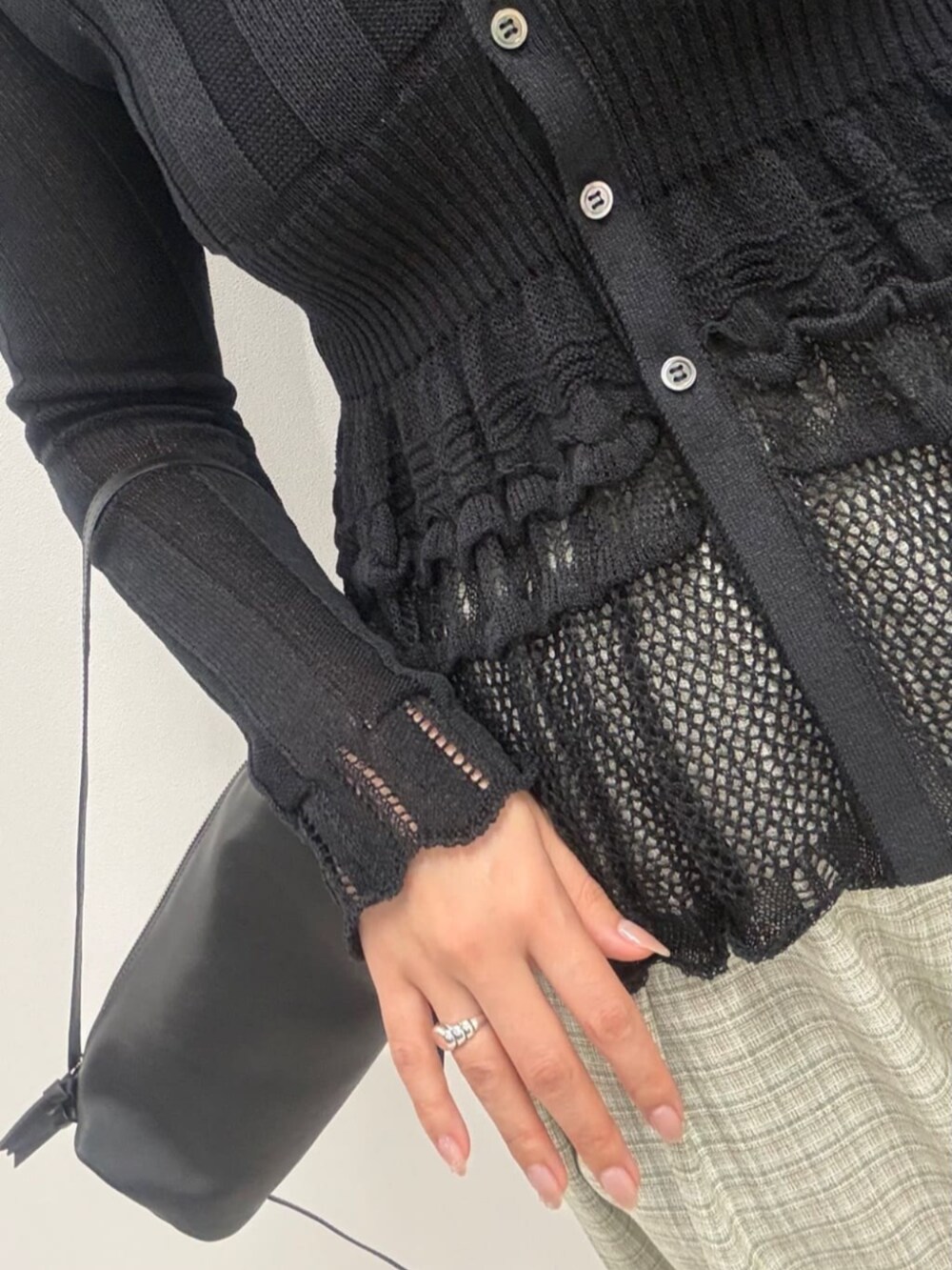 ブラック系のボストンバッグ、ブルー系のその他パンツ、ブラック系のカーディガン/ボレロを着用したレディースの春コーディネートの4枚目の写真